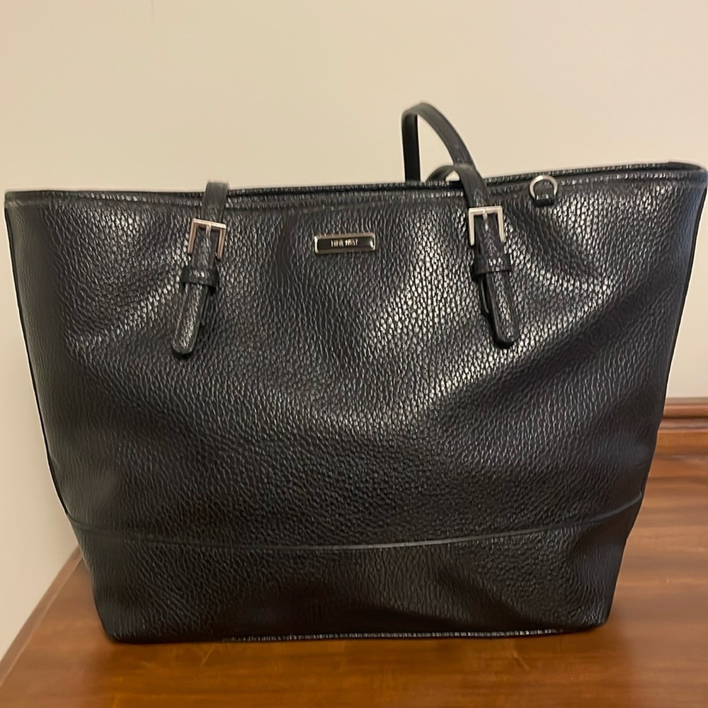 Black Nine West shoulder bag. Excellent pre-loved condition.